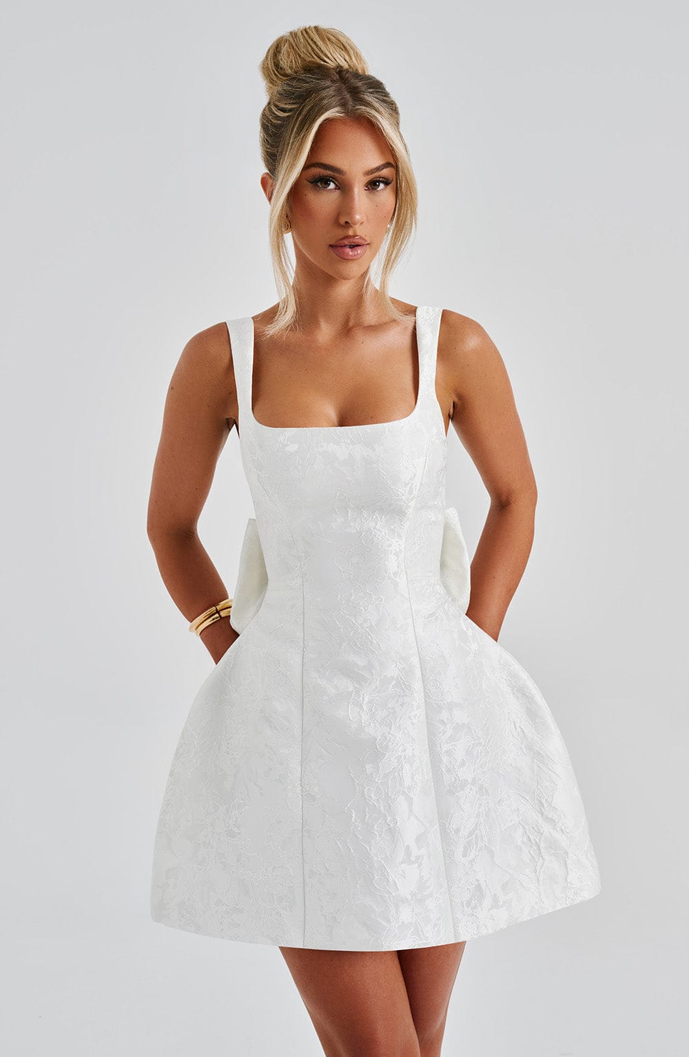Vestido OLIVIA blanco sin mangas, escote cuadrado y falda acampanada