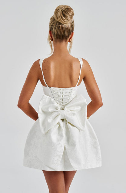 Vestido blanco con corsé posterior entallado y lazo grande en la cintura, tirantes finos