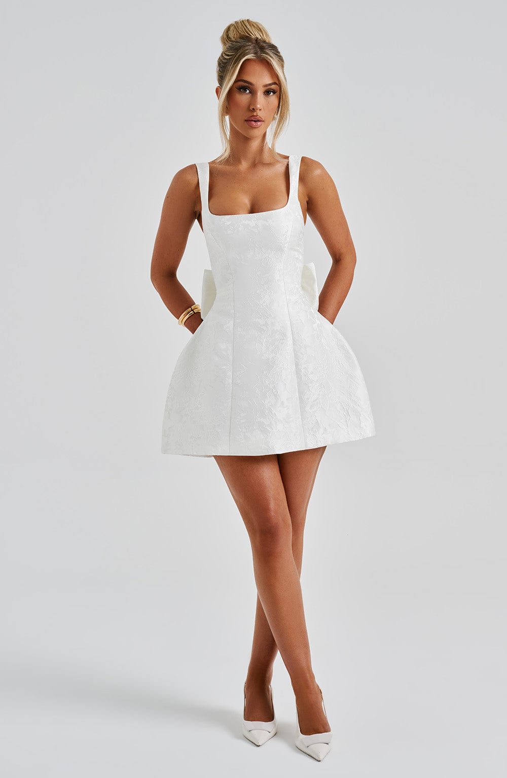 Vestido OLIVIA blanco corto de tirantes finos y falda acampanada
