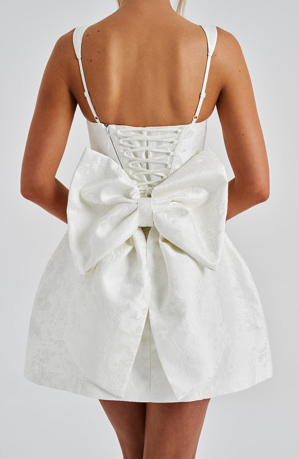 Vestido OLIVIA blanco con espalda ajustada y gran lazo trasero