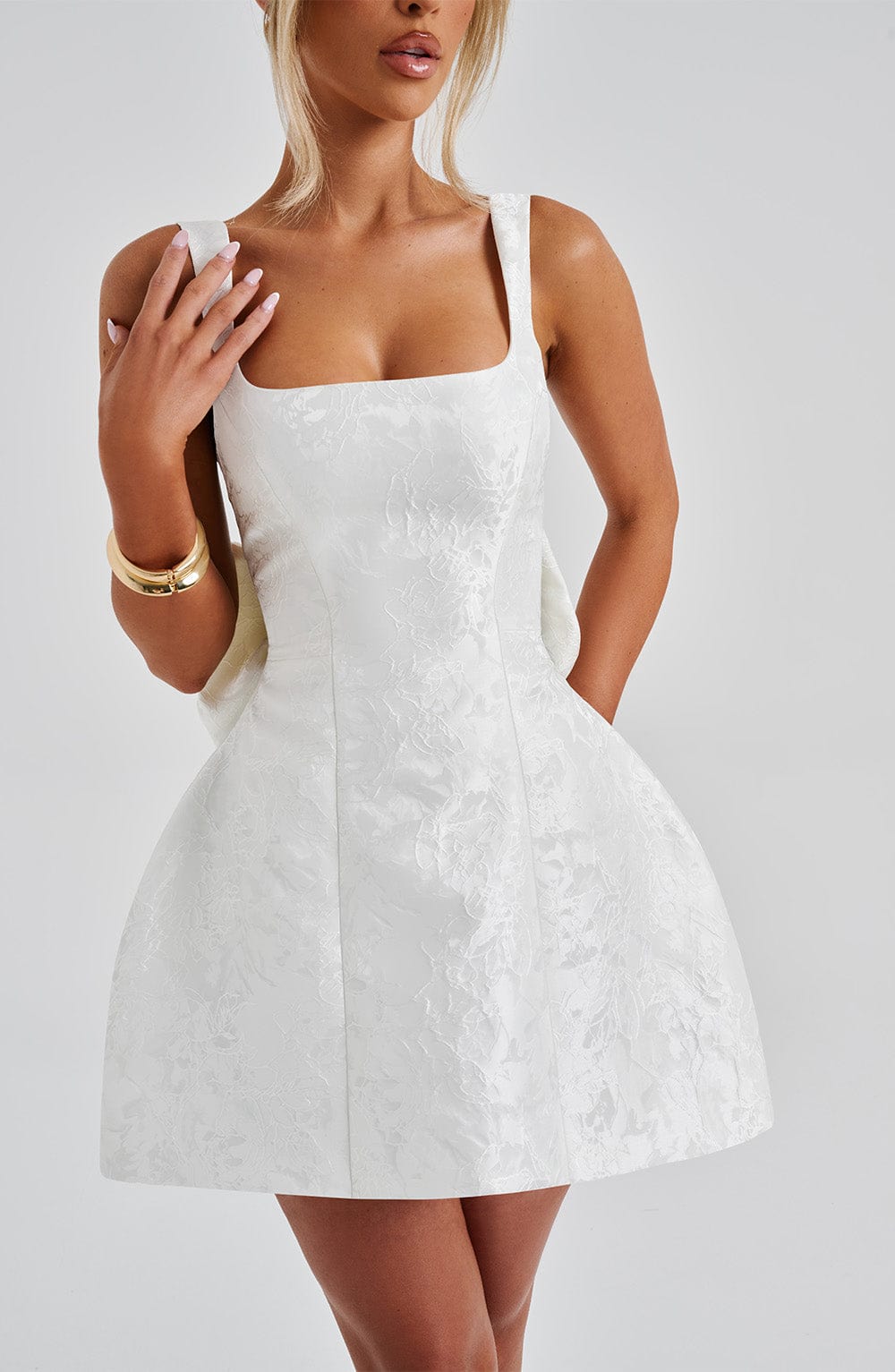 Vestido blanco de tirantes con escote cuadrado y textura floral sutil, falda acampanada