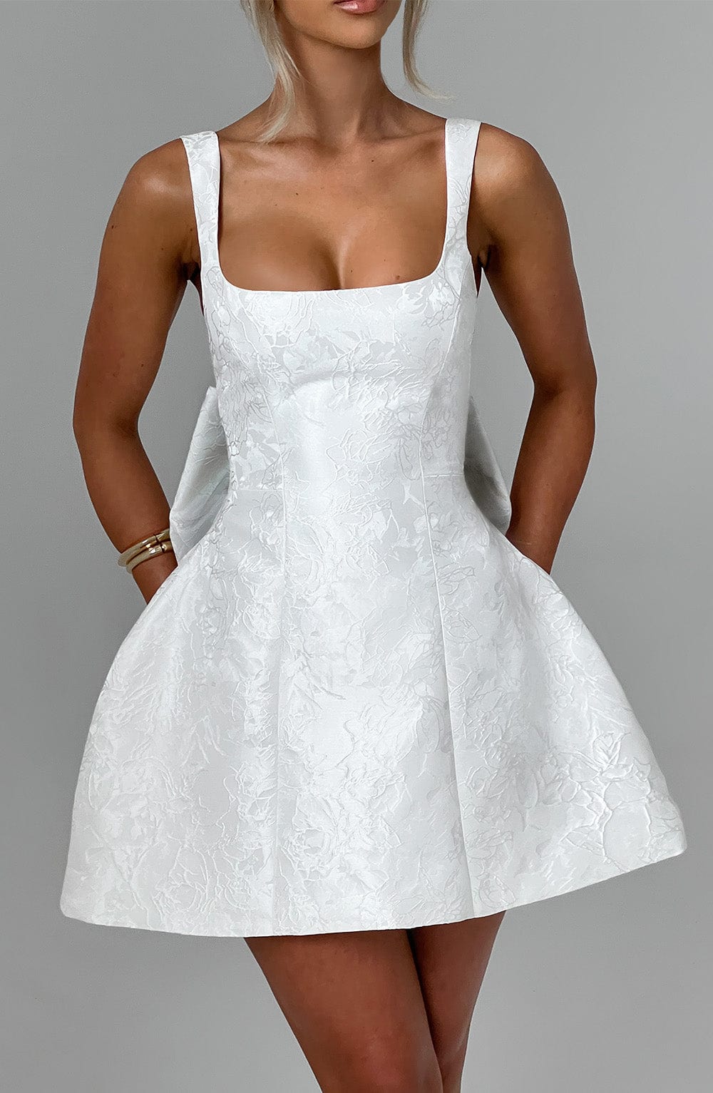 Vestido blanco de tirantes con escote cuadrado y costuras entalladas, falda acampanada