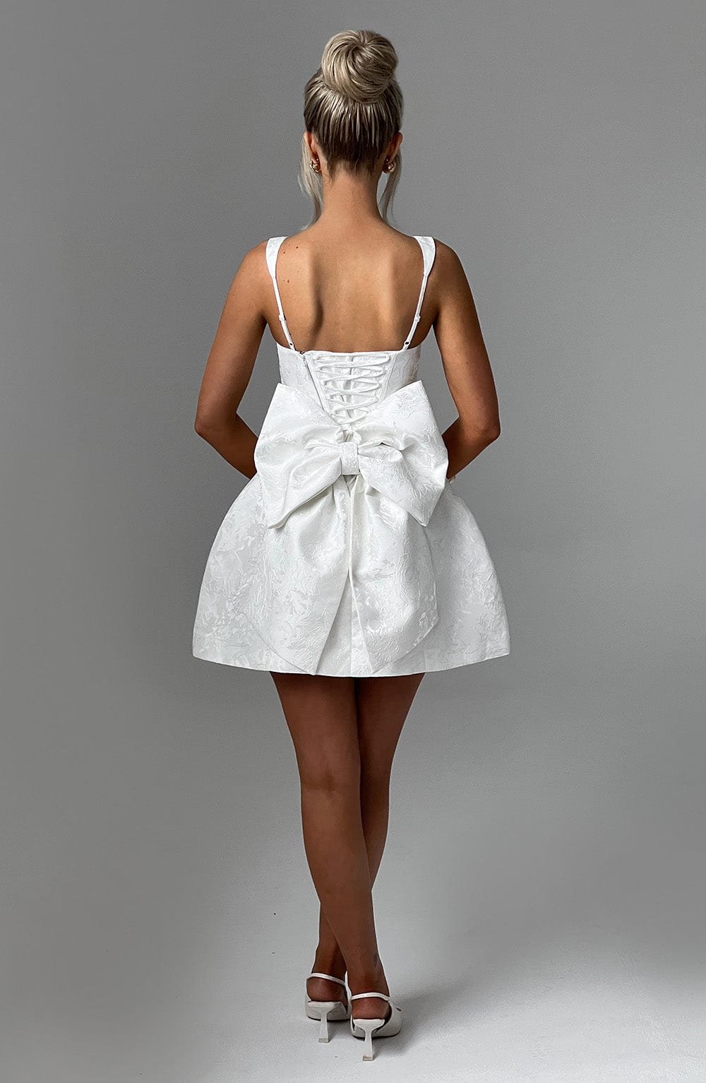 Vestido blanco corto por la espalda, tirantes finos y lazo grande en la cintura