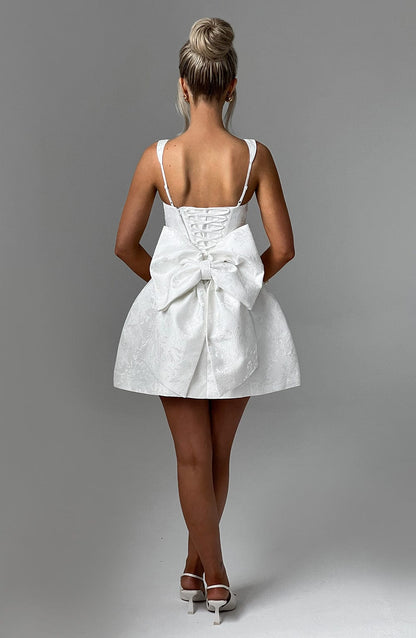 Vestido blanco corto por la espalda, tirantes finos y lazo grande en la cintura
