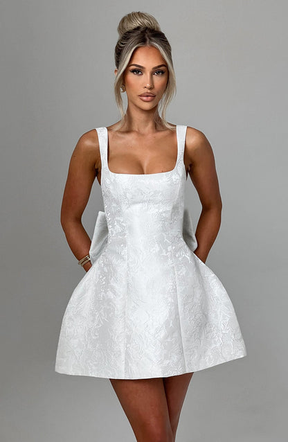 Vestido OLIVIA blanco de tirantes, escote cuadrado y falda acampanada con textura