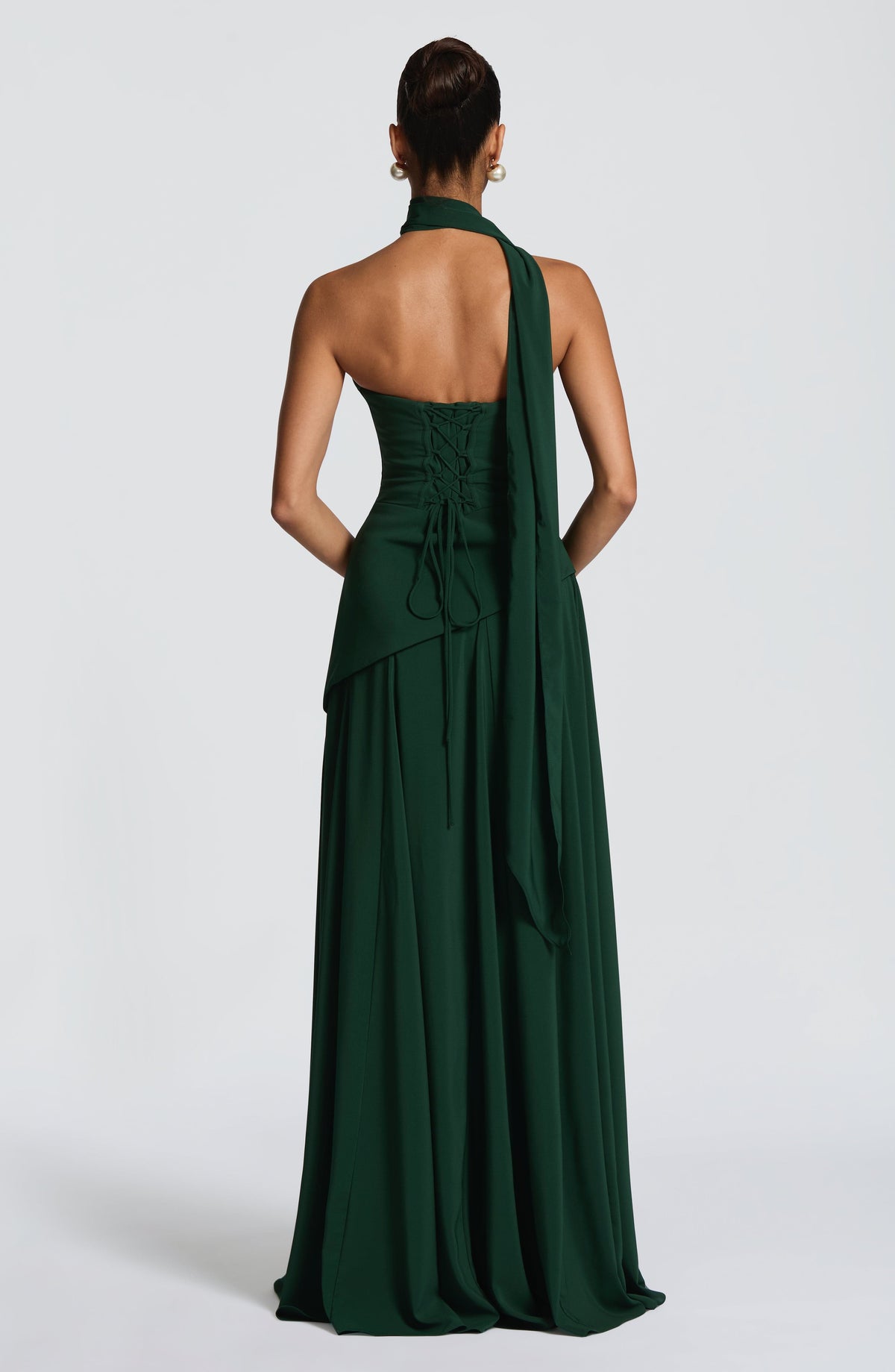 Vestido PATRICIA verde esmeralda vista trasera con espalda descubierta y falda larga