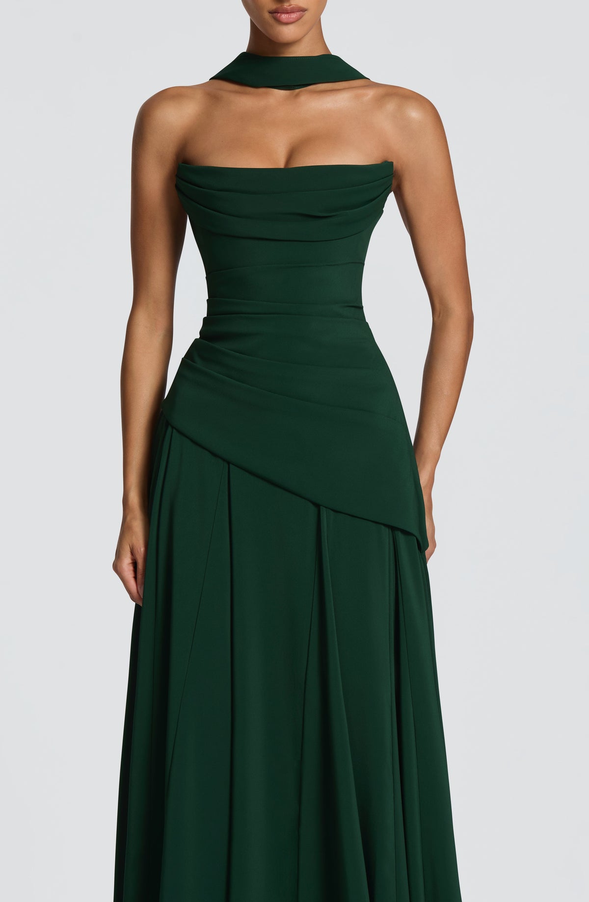 Vestido PATRICIA verde esmeralda escote palabra de honor y detalle cruzado en el torso