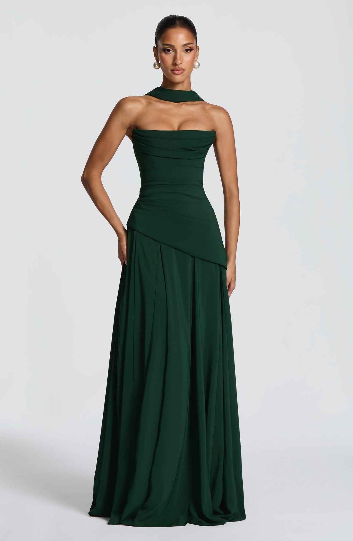 Vestido PATRICIA verde esmeralda, palabra de honor, falda larga con pliegues
