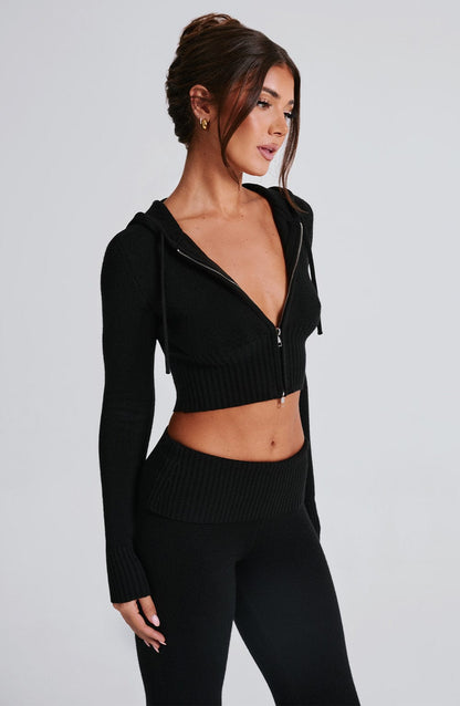Sudadera negra corta con capucha y cremallera, vista lateral