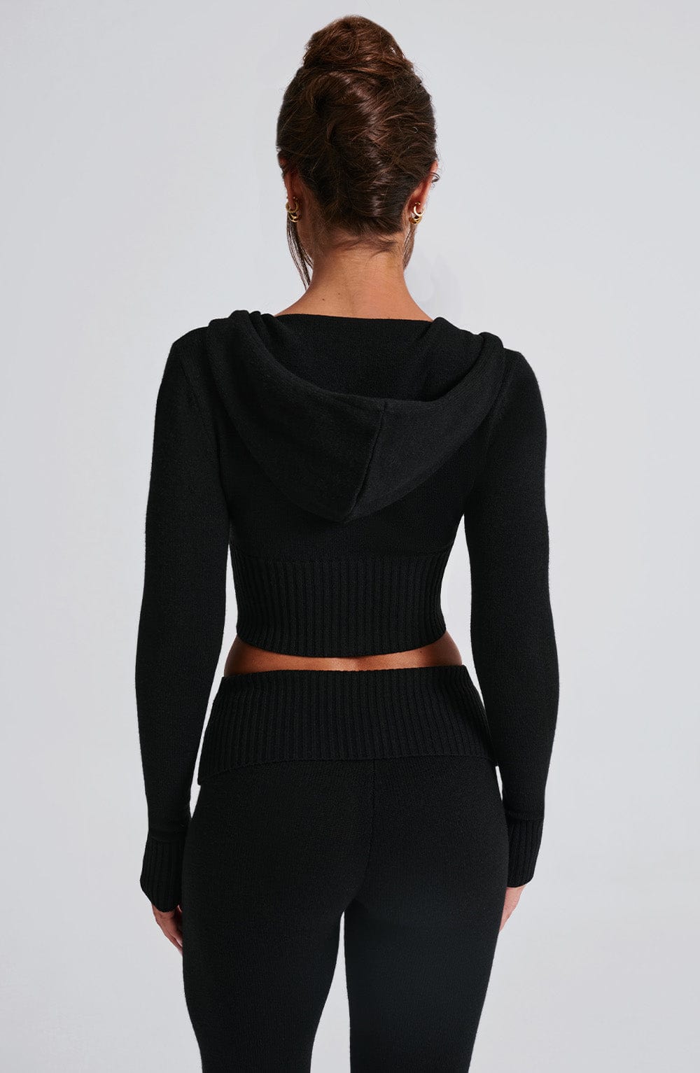 Sudadera negra corta de punto con capucha, vista trasera