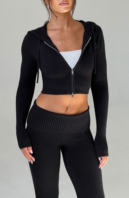 Sudadera negra corta con capucha y cremallera, cuello en V abierto y tejido acanalado.