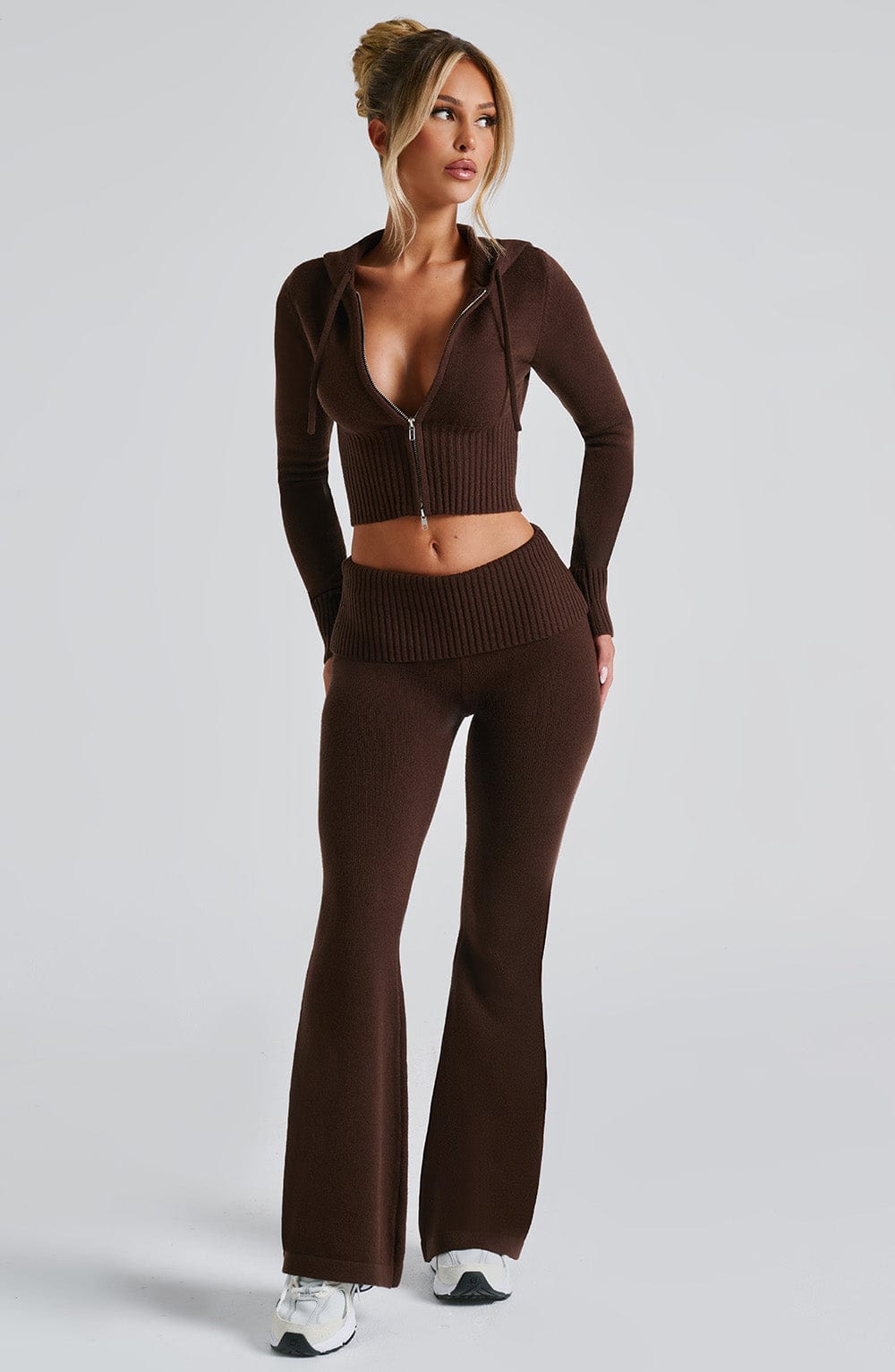 Conjunto de sudadera marrón chocolate: top con capucha y pantalón acampanado de punto