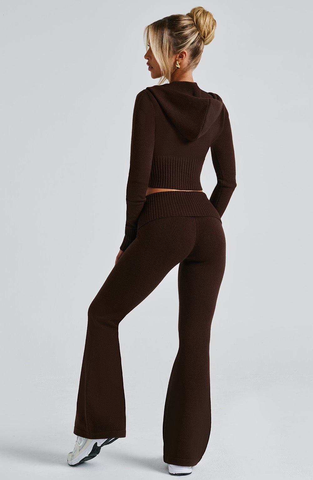 Conjunto marrón chocolate de punto acanalado, sudadera con capucha y pantalón acampanado
