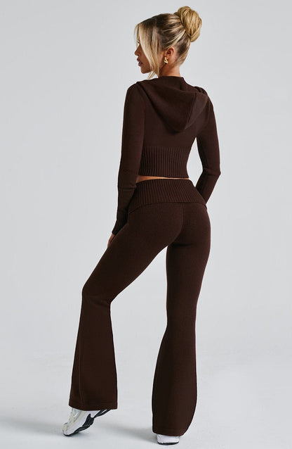 Conjunto marrón chocolate de punto acanalado, sudadera con capucha y pantalón acampanado