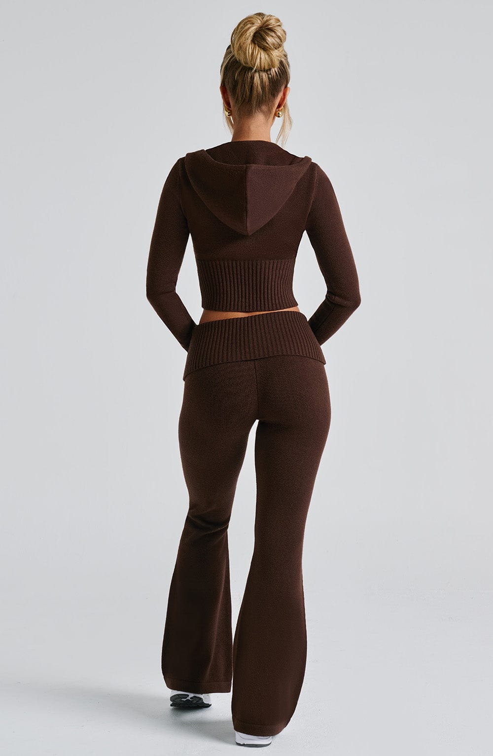 Conjunto marrón chocolate: sudadera con capucha y pantalón acampanado, vista trasera