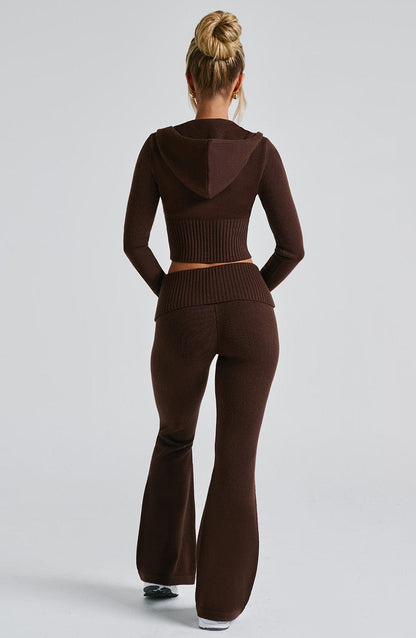 Conjunto marrón chocolate: sudadera con capucha y pantalón acampanado, vista trasera