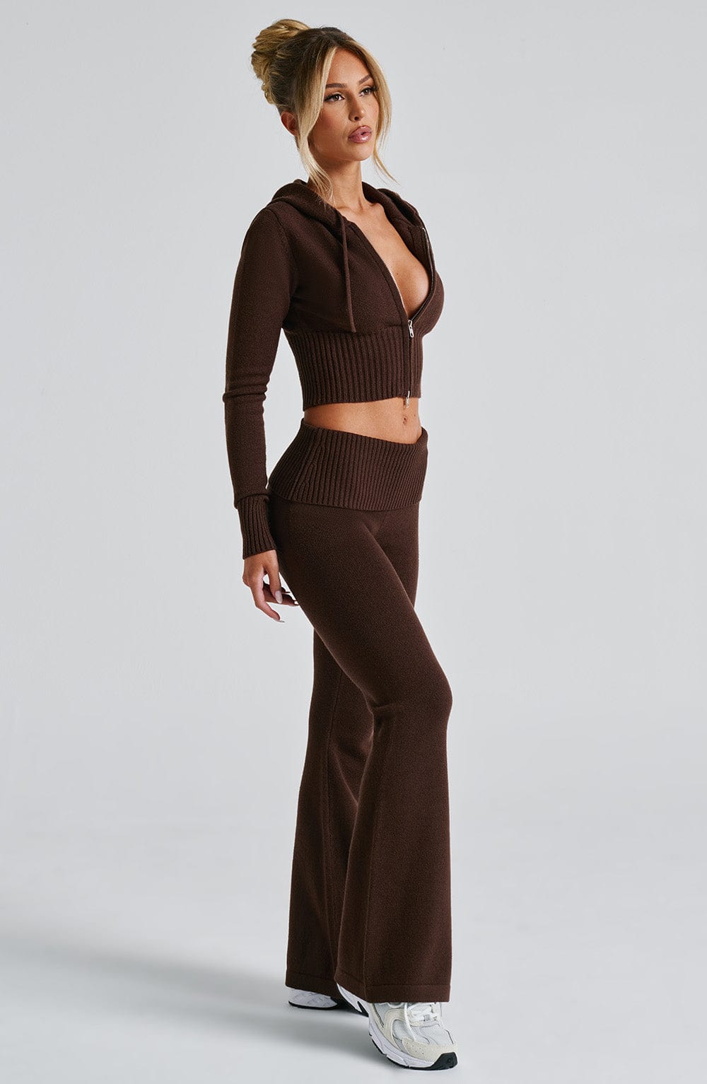 Conjunto marrón chocolate con sudadera con capucha y pantalón acampanado acanalado