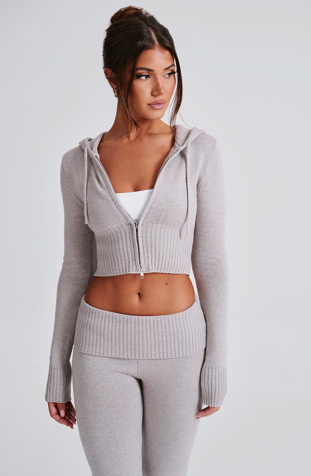 Sudadera gris claro con cremallera y capucha, tejido acanalado y puños elásticos