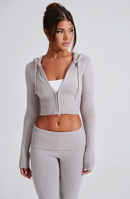 Sudadera gris claro con cremallera y capucha, tejido acanalado y puños elásticos