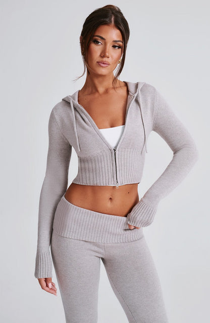 Conjunto gris claro: sudadera con cremallera y capucha, pantalón acanalado a juego.