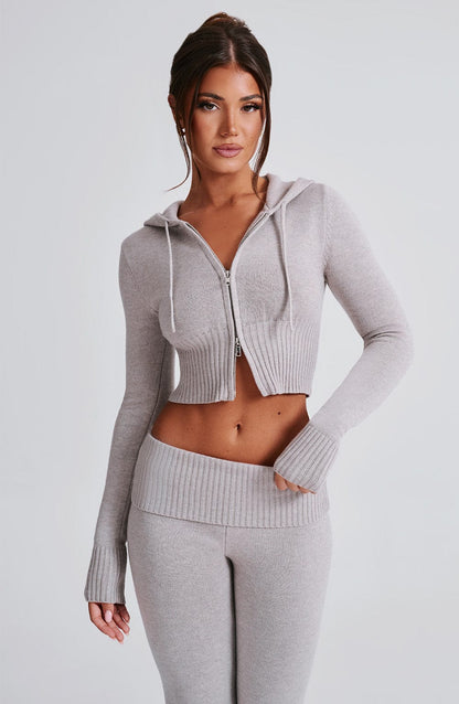 Conjunto gris claro: sudadera con cremallera y capucha, pantalón y cintura elástica.