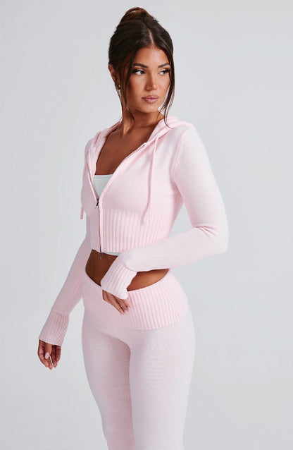 Sudadera rosa con capucha y cremallera; tejido acanalado y cordones visibles, vista lateral