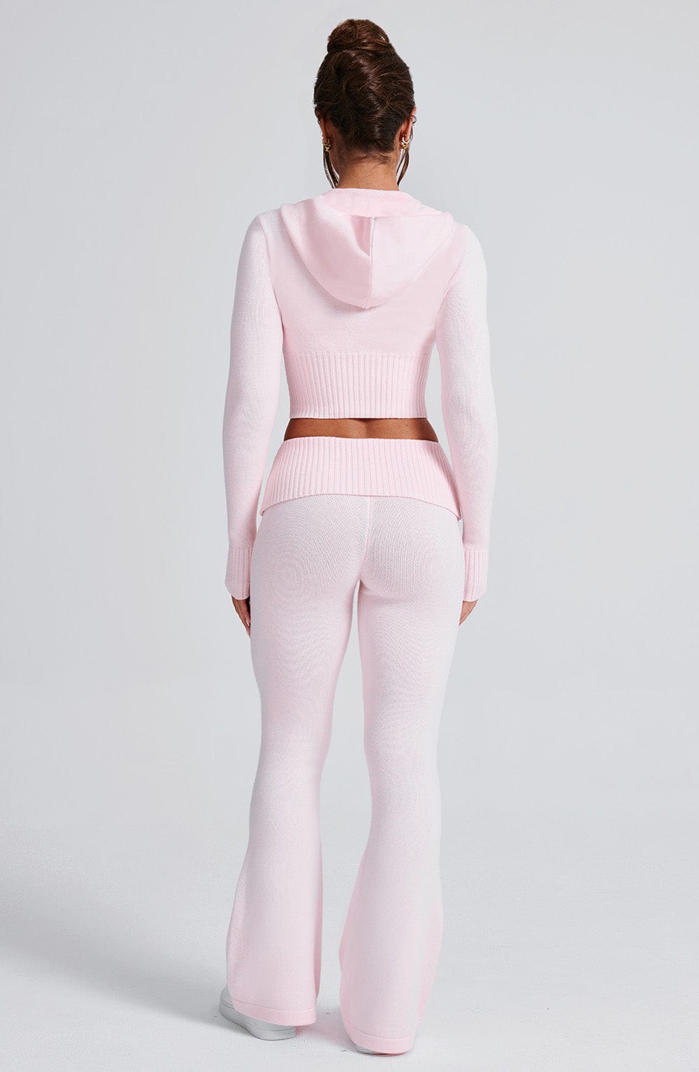 Sudadera rosa recortada con capucha; vista trasera con dobladillo y tejido acanalado