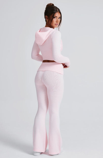 Sudadera rosa con capucha y cierre, vista trasera; pantalón de punto a juego