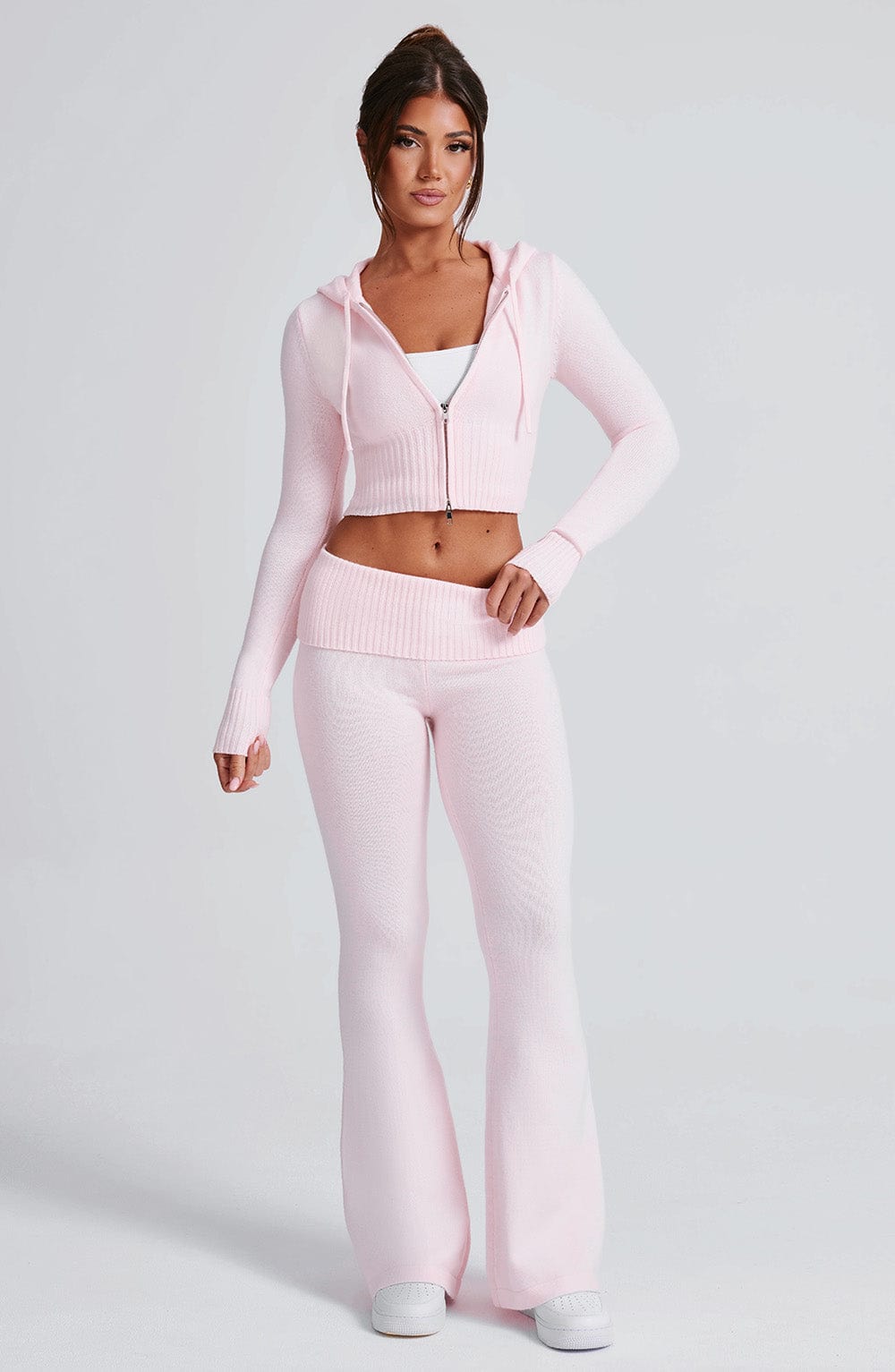 Conjunto rosa: sudadera con capucha y cremallera, y pantalón de punto acampanado