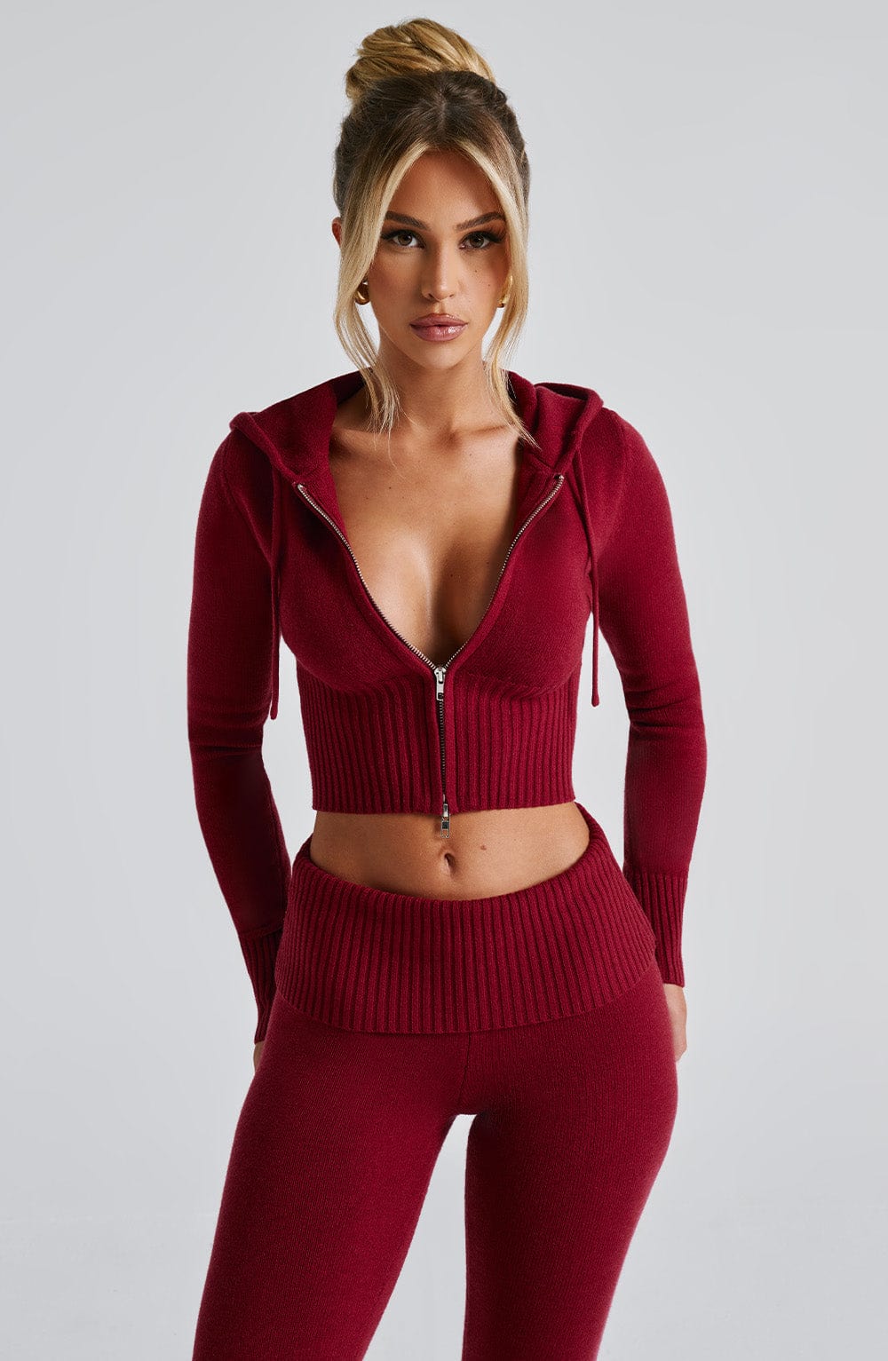 Sudadera roja con capucha y cremallera, escote en V y tejido acanalado
