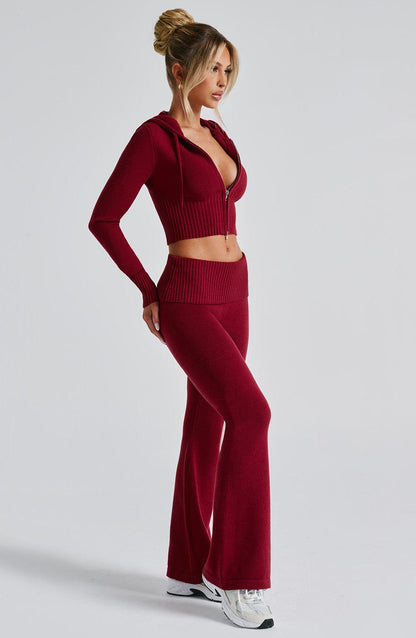Sudadera roja con capucha y cremallera, corte corto y bajo acanalado
