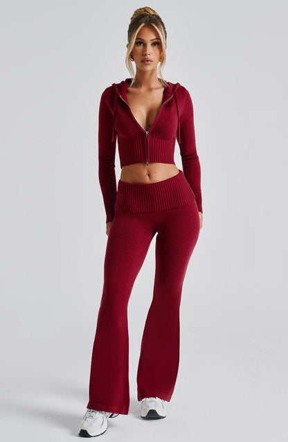 Sudadera roja con capucha y cremallera, punto acanalado y bajo elástico