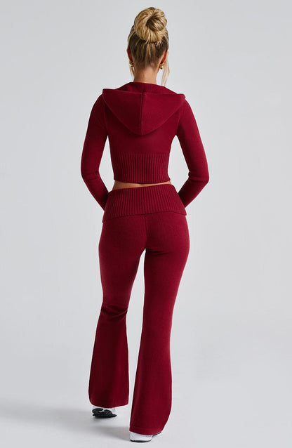 Sudadera roja con capucha, espalda acanalada y corte corto