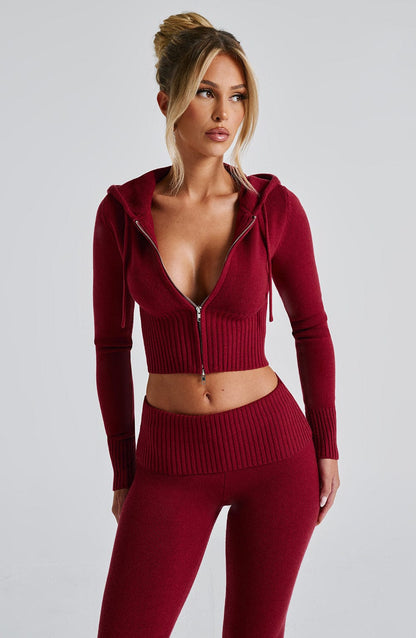 Sudadera roja con capucha, cremallera al centro y tejido acanalado, corte corto