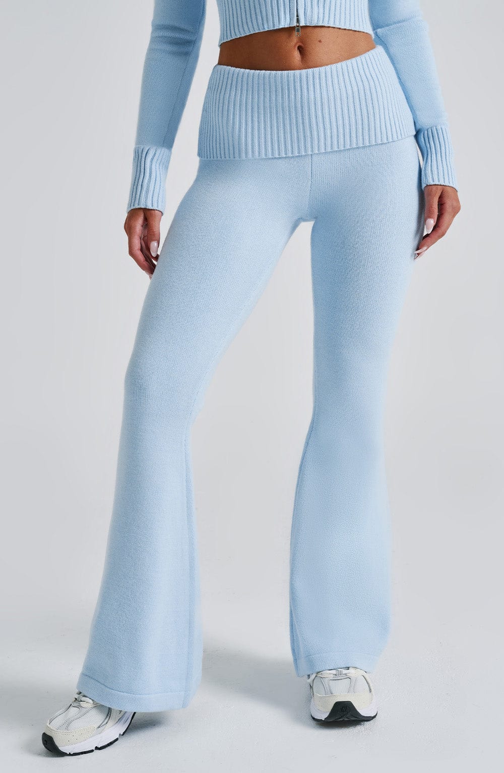 Pantalón azul celeste de punto acampanado con cintura acanalada y pierna amplia