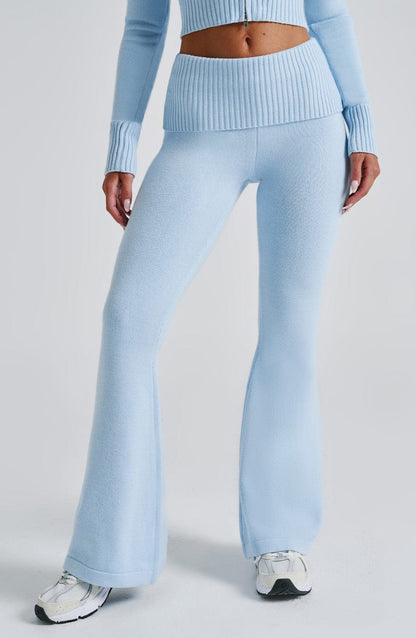 Pantalón azul celeste de punto acampanado con cintura acanalada y pierna amplia