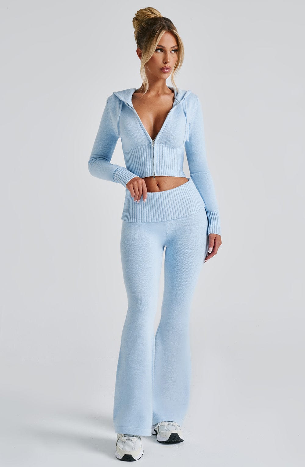 Pantalón de punto azul celeste acampanado, tiro medio y cintura acanalada