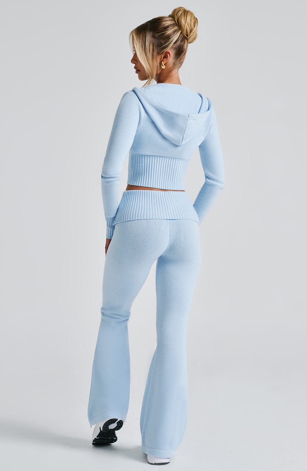 Pantalón de punto azul celeste acampanado, tiro medio y bajo acampanado