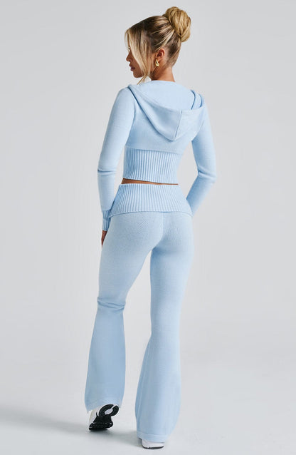 Pantalón de punto azul celeste acampanado, tiro medio y bajo acampanado