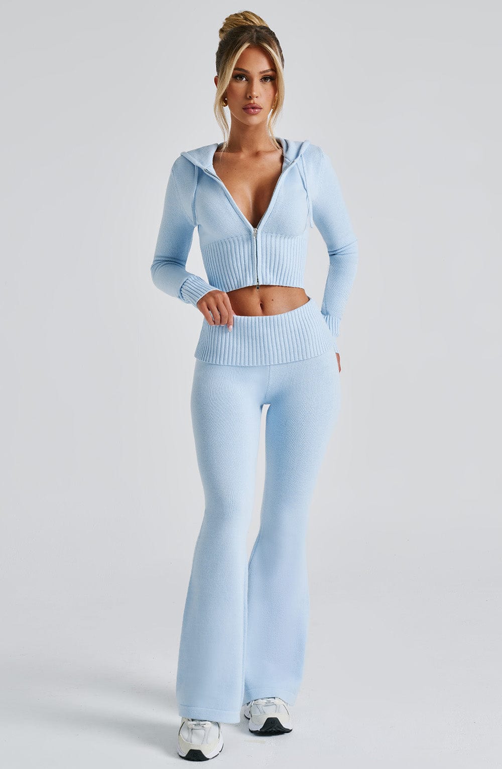 Pantalón acampanado azul celeste de punto elástico, cintura con franja acanalada