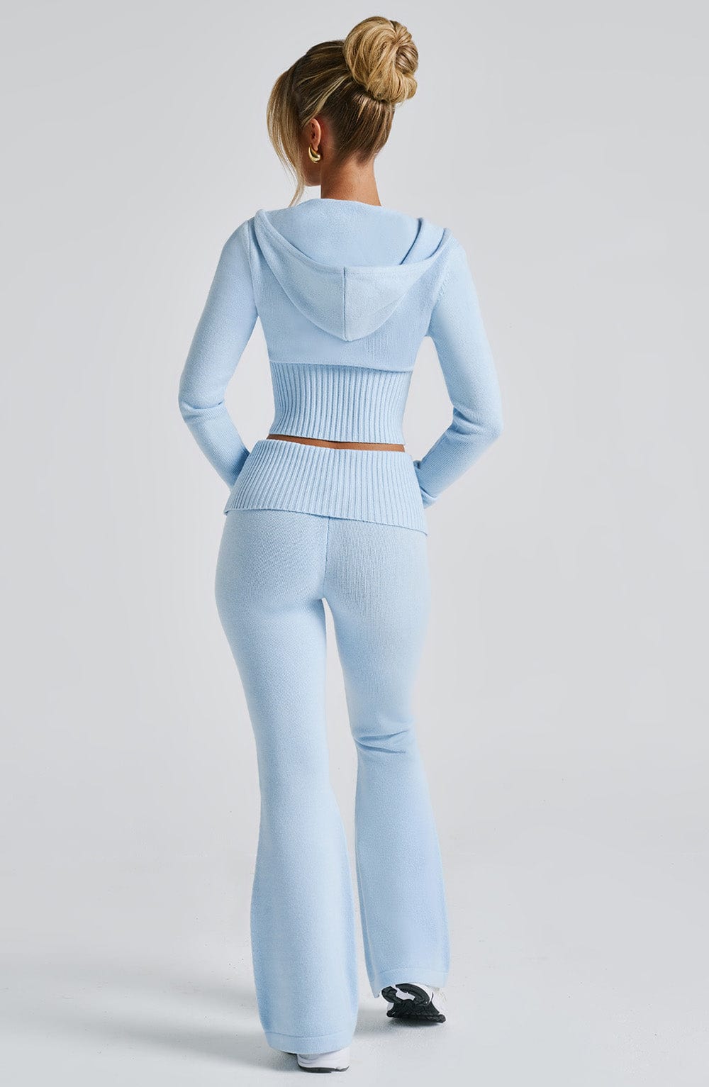 Pantalón de punto azul celeste acampanado con espalda lisa y cintura acanalada