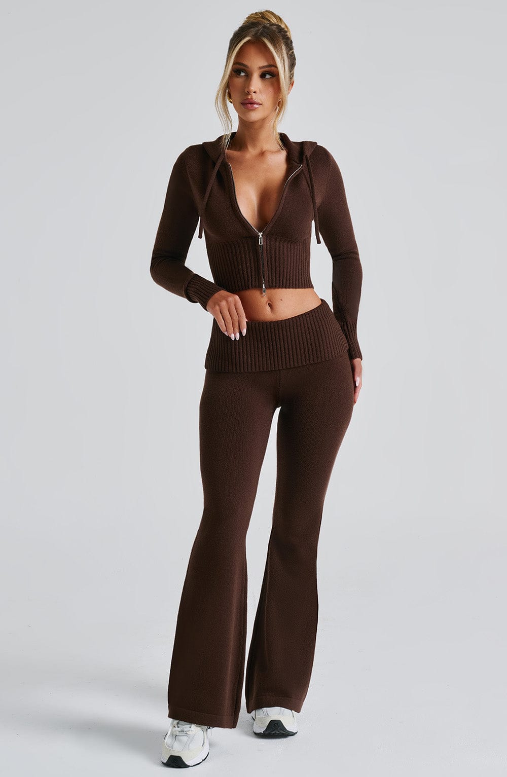 Pantalón de punto chocolate acampanado, tiro alto y cinturilla de canalé