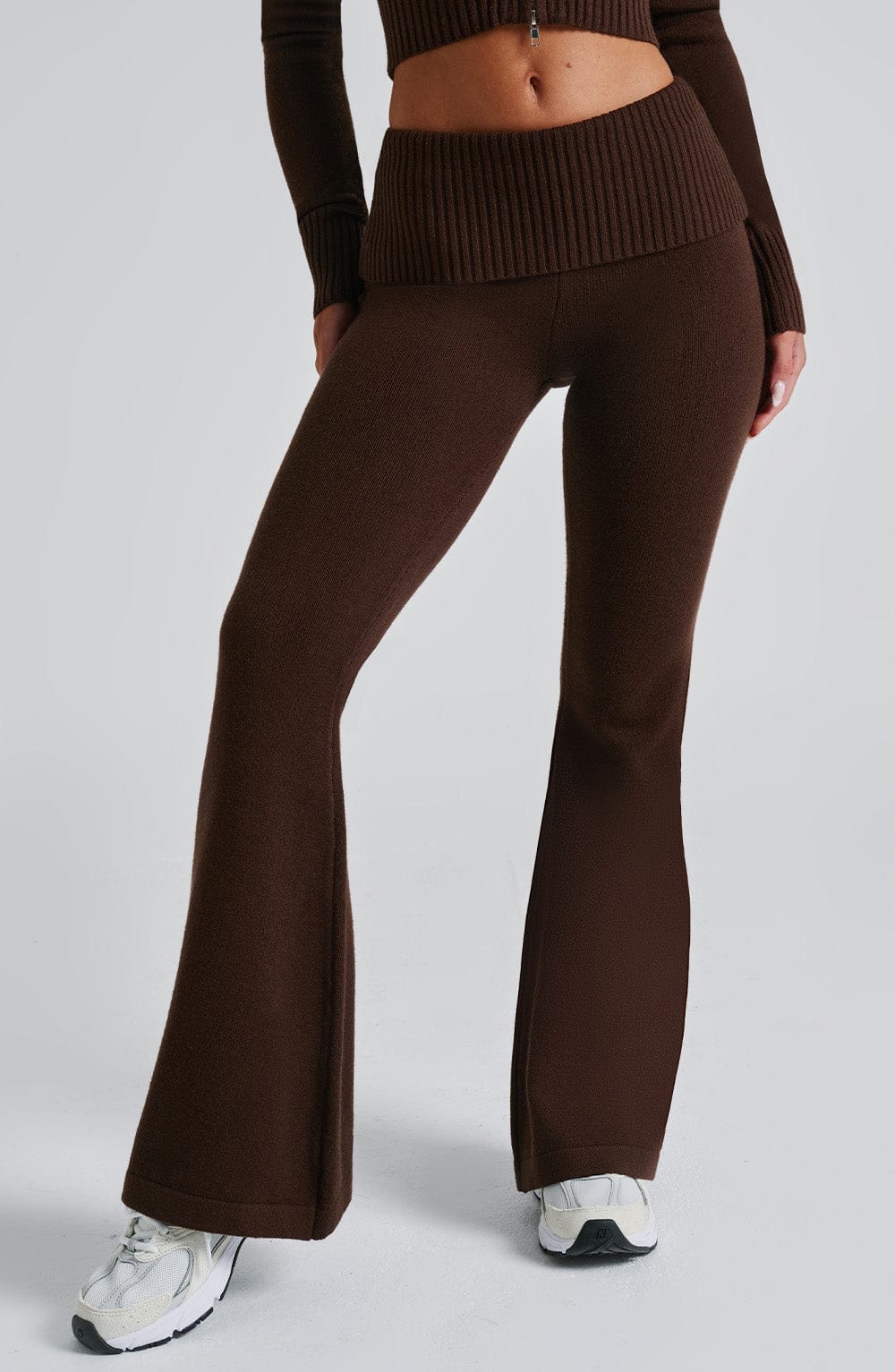 Pantalón de punto chocolate acampanado, tiro alto y pierna amplia acanalada