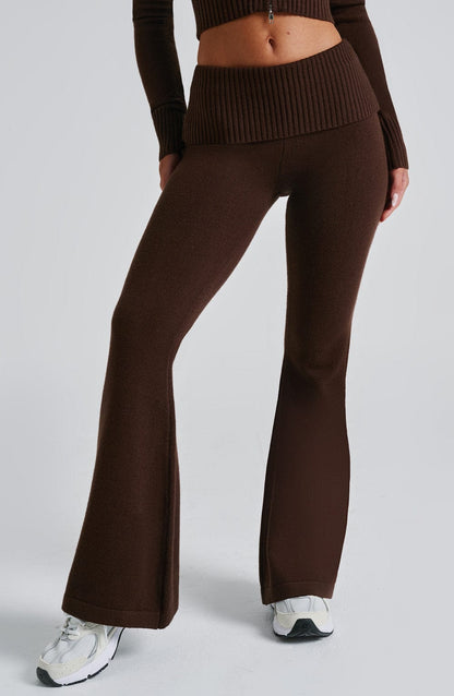 Pantalón de punto chocolate acampanado, tiro alto y pierna amplia acanalada