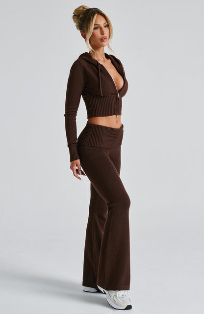 Pantalón de punto chocolate acampanado, tiro alto y bastilla ancha acanalada