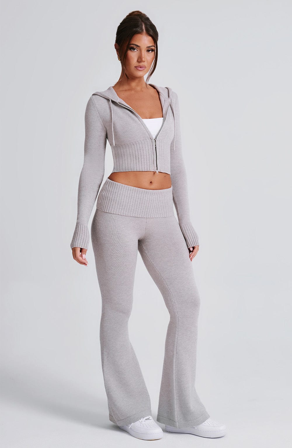 Pantalón de punto gris claro de pierna acampanada y cintura alta