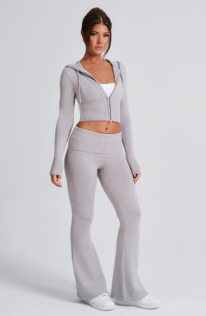 Pantalón de punto gris claro de pierna acampanada y cintura alta