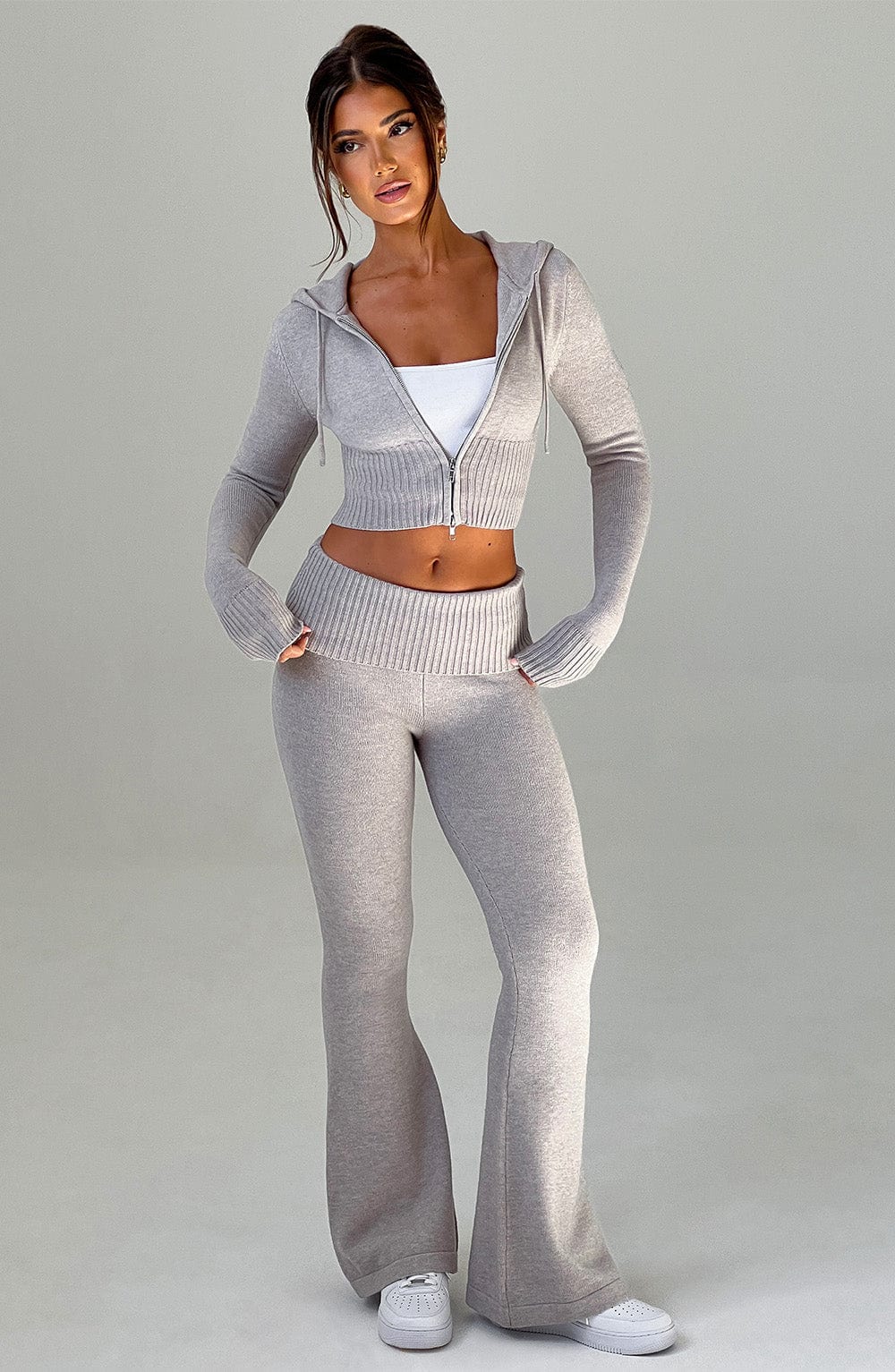 Pantalón acampanado de punto gris claro con cintura elástica y bajo ancho acampanado.