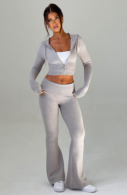 Pantalón acampanado de punto gris claro con cintura elástica y bajo ancho acampanado.
