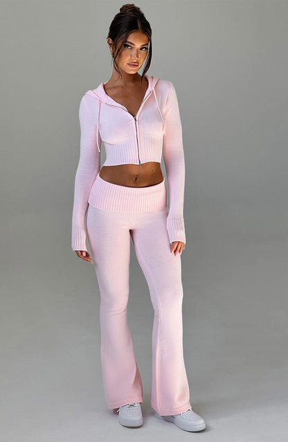 Pantalón rosa claro de punto acanalado con cintura elástica y pierna acampanada.